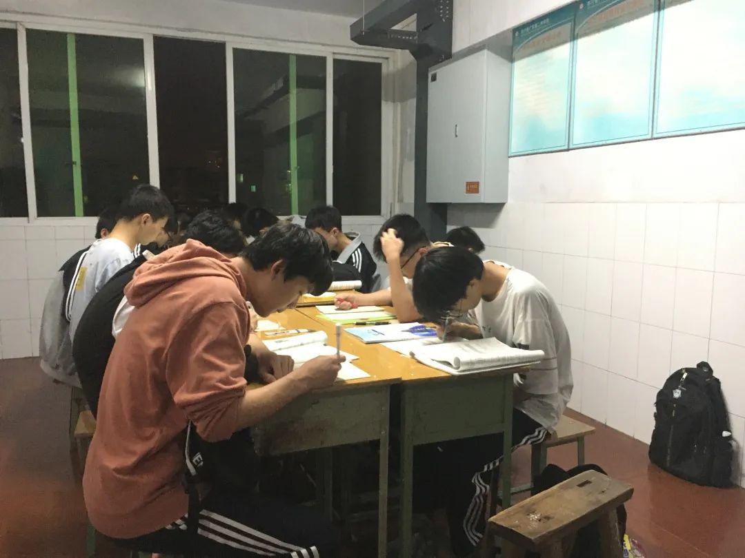 广安二中寄宿制复读学校哪个好